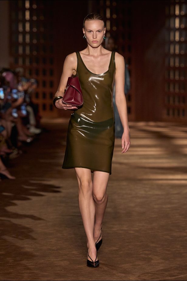 حرية الأربعينيات بلغة ‏Ferragamo‏ في مجموعة ربيع وصيف 2027‏