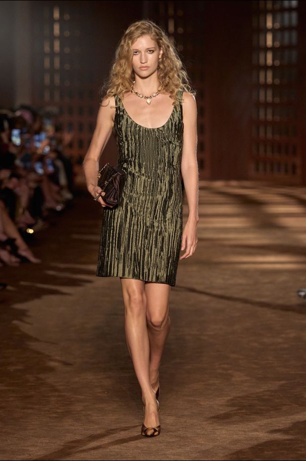 حرية الأربعينيات بلغة ‏Ferragamo‏ في مجموعة ربيع وصيف 2027‏