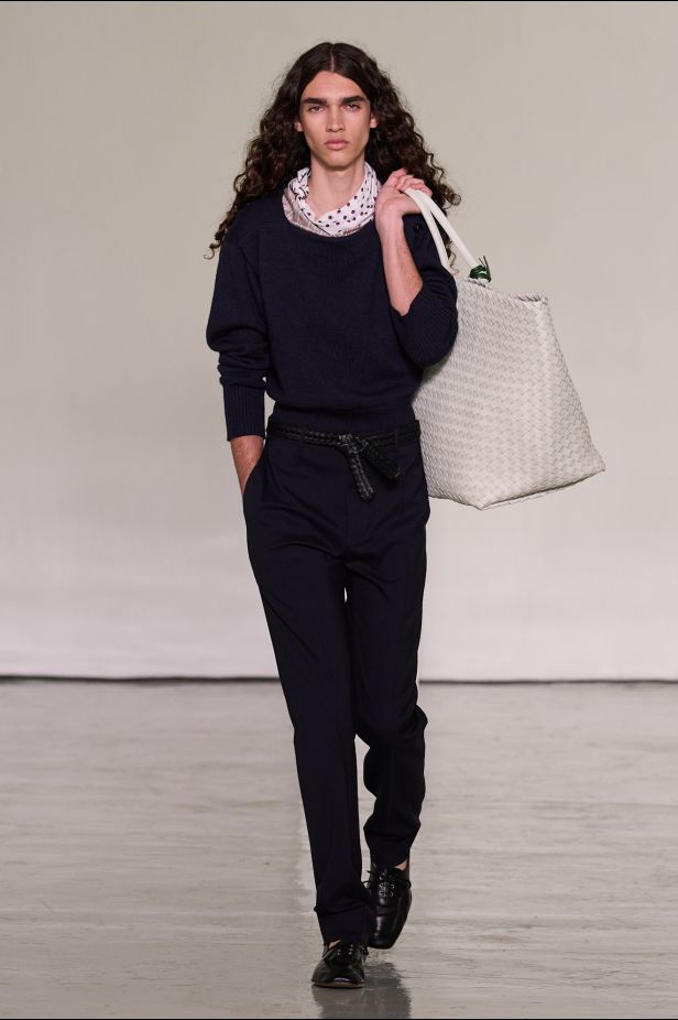 حين يفقد الجلد وزنه… Bottega Veneta تبحث عن الخفة في ربيع وصيف 2027