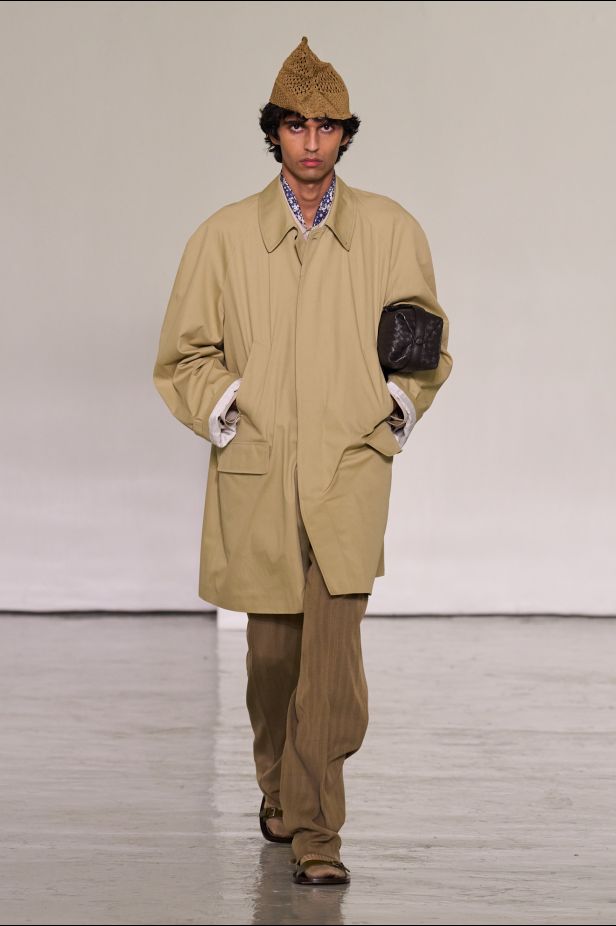 حين يفقد الجلد وزنه… Bottega Veneta تبحث عن الخفة في ربيع وصيف 2027