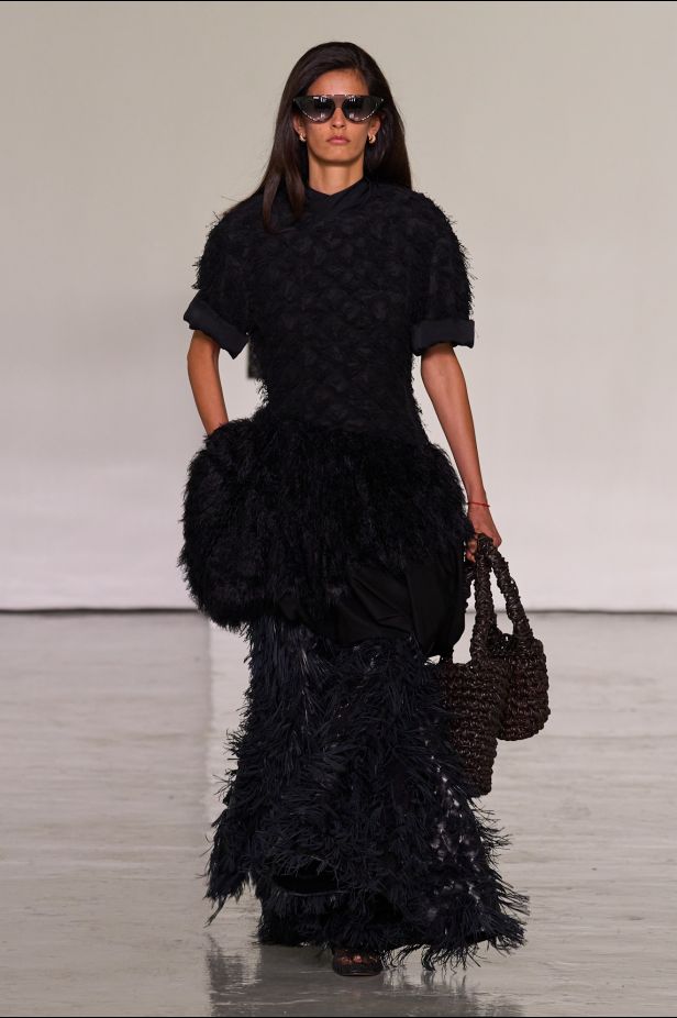 حين يفقد الجلد وزنه… Bottega Veneta تبحث عن الخفة في ربيع وصيف 2027