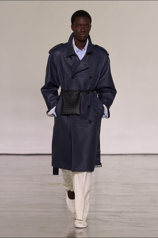 حين يفقد الجلد وزنه… Bottega Veneta تبحث عن الخفة في ربيع وصيف 2027
