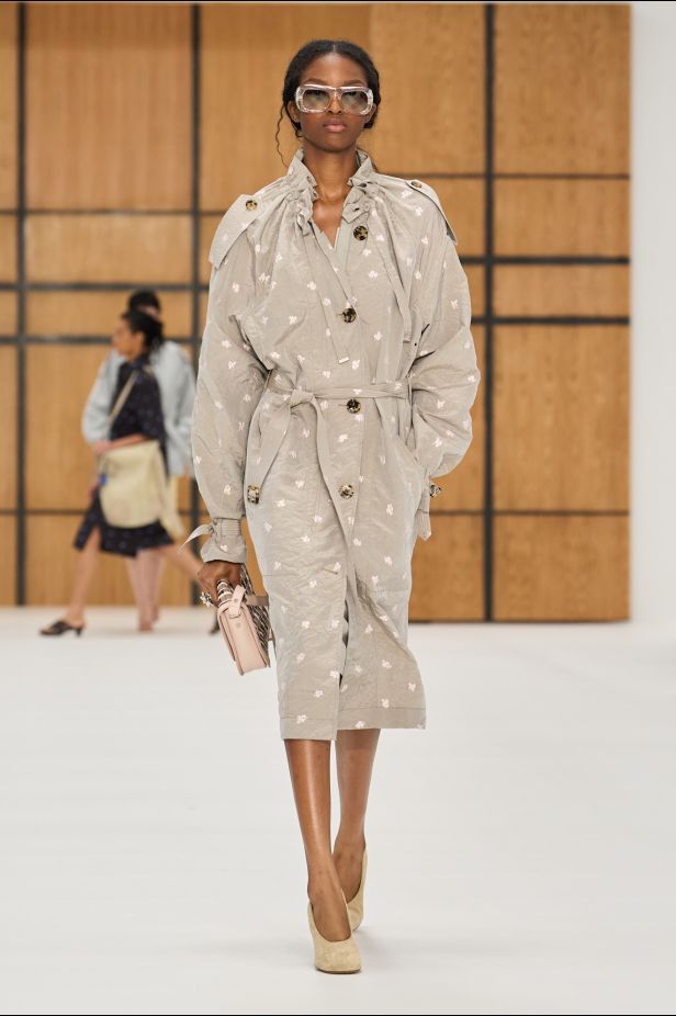 حين يلين الإرث.. “دانيل لي” يفتح أبواب Burberry للعفوية في ربيع وصيف 2027
