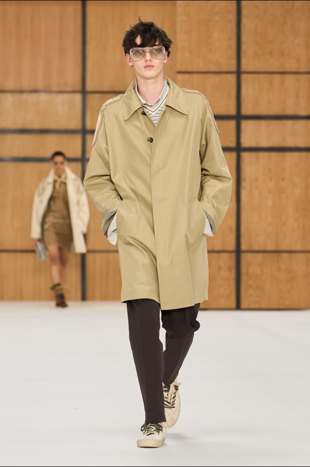 حين يلين الإرث.. “دانيل لي” يفتح أبواب Burberry للعفوية في ربيع وصيف 2027