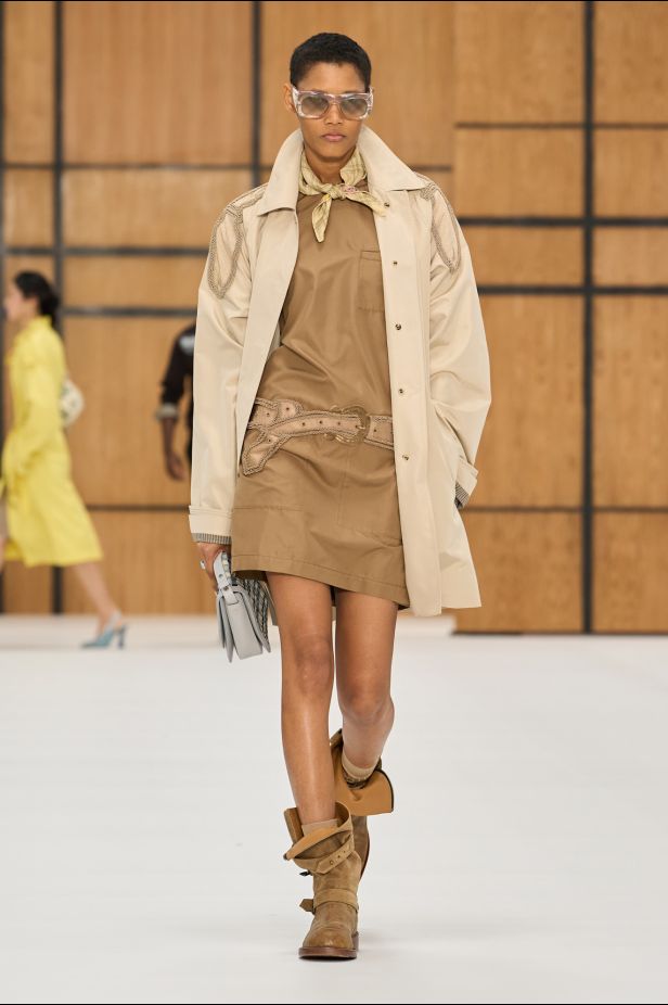 حين يلين الإرث.. “دانيل لي” يفتح أبواب Burberry للعفوية في ربيع وصيف 2027