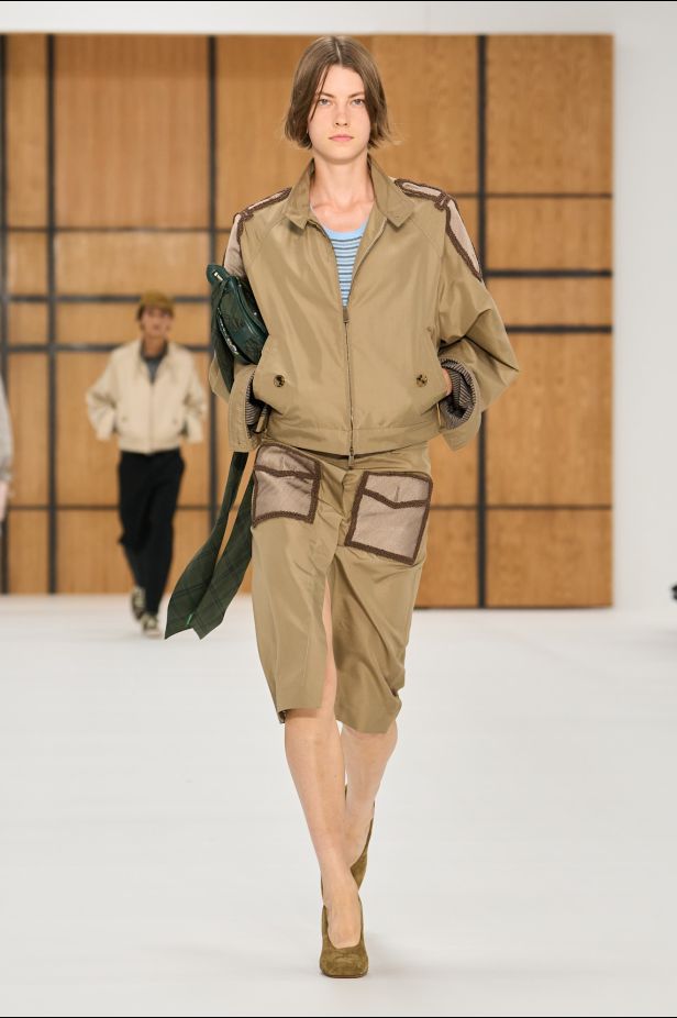 حين يلين الإرث.. “دانيل لي” يفتح أبواب Burberry للعفوية في ربيع وصيف 2027