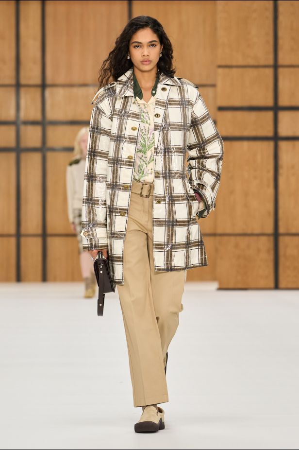 حين يلين الإرث.. “دانيل لي” يفتح أبواب Burberry للعفوية في ربيع وصيف 2027