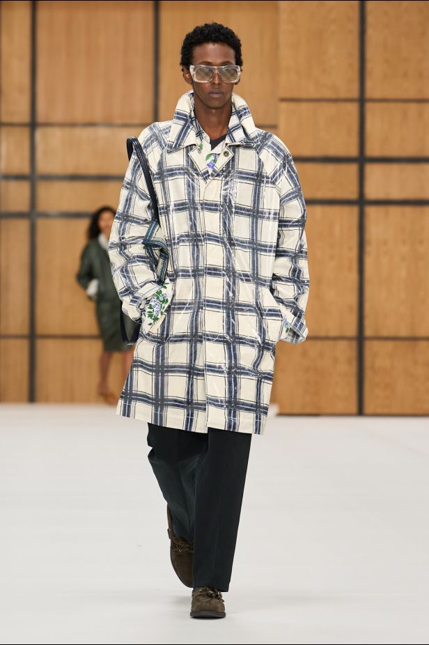 حين يلين الإرث.. “دانيل لي” يفتح أبواب Burberry للعفوية في ربيع وصيف 2027
