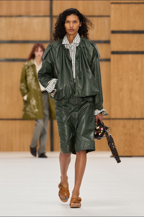 حين يلين الإرث.. “دانيل لي” يفتح أبواب Burberry للعفوية في ربيع وصيف 2027
