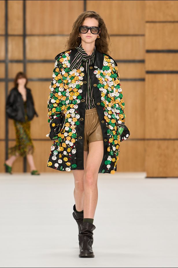 حين يلين الإرث.. “دانيل لي” يفتح أبواب Burberry للعفوية في ربيع وصيف 2027