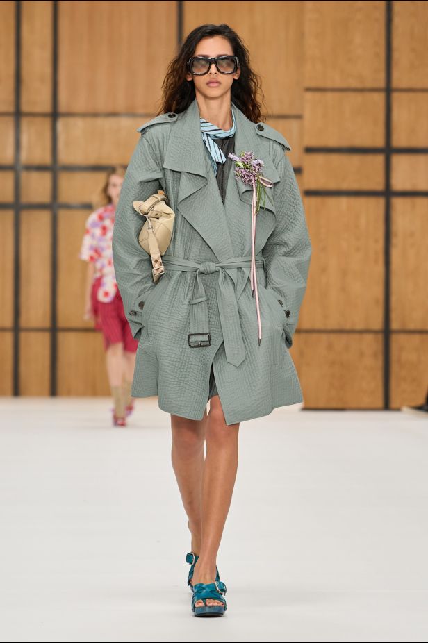 حين يلين الإرث.. “دانيل لي” يفتح أبواب Burberry للعفوية في ربيع وصيف 2027