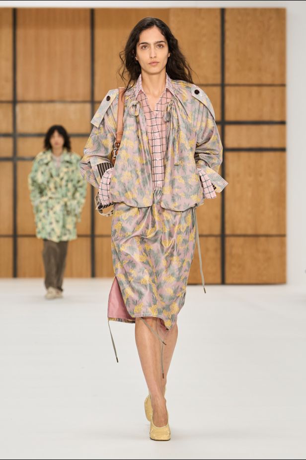 حين يلين الإرث.. “دانيل لي” يفتح أبواب Burberry للعفوية في ربيع وصيف 2027