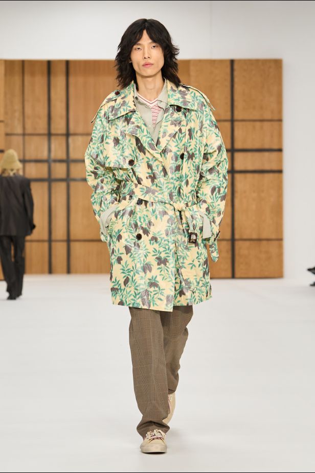 حين يلين الإرث.. “دانيل لي” يفتح أبواب Burberry للعفوية في ربيع وصيف 2027