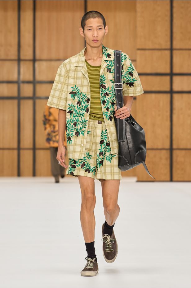 حين يلين الإرث.. “دانيل لي” يفتح أبواب Burberry للعفوية في ربيع وصيف 2027