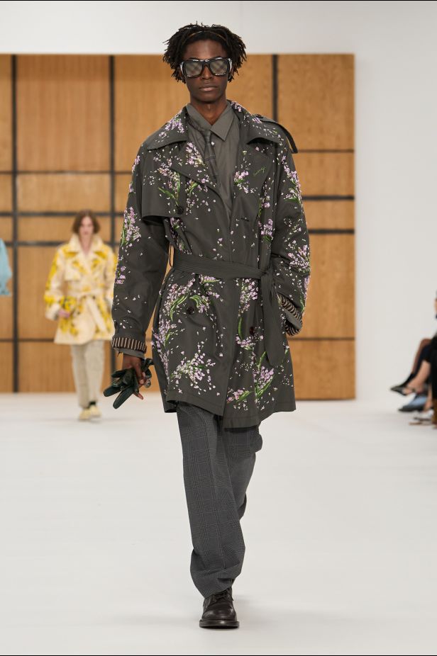 حين يلين الإرث.. “دانيل لي” يفتح أبواب Burberry للعفوية في ربيع وصيف 2027