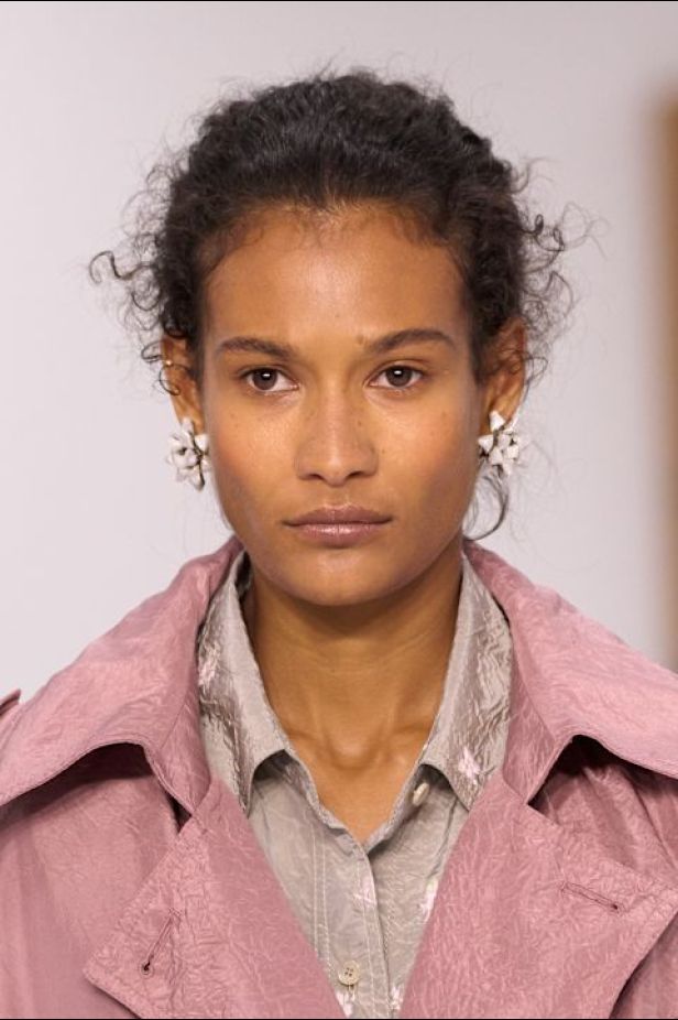 حين يلين الإرث.. "دانييل لي" يفتح أبواب Burberry للعفوية في ربيع وصيف 2027