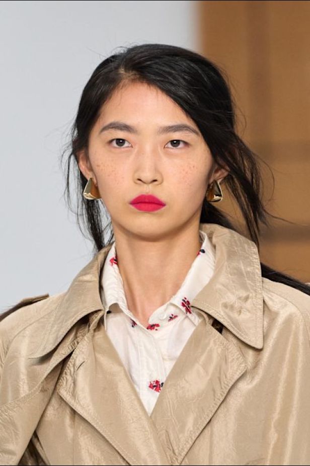 حين يلين الإرث.. "دانييل لي" يفتح أبواب Burberry للعفوية في ربيع وصيف 2027