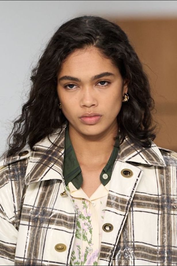 حين يلين الإرث.. "دانييل لي" يفتح أبواب Burberry للعفوية في ربيع وصيف 2027