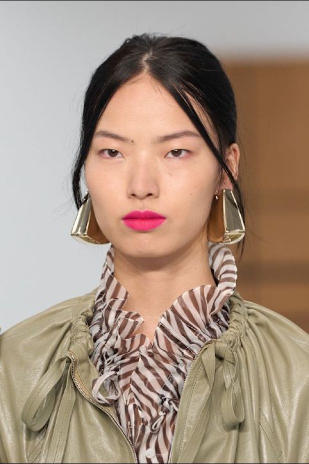 حين يلين الإرث.. "دانييل لي" يفتح أبواب Burberry للعفوية في ربيع وصيف 2027