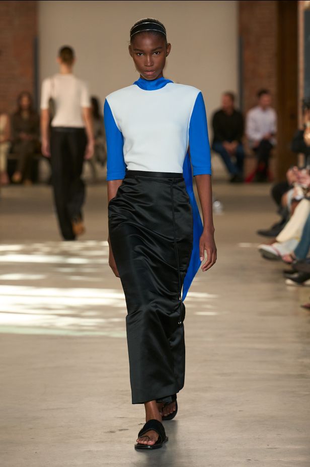 فيرونيكا ليوني تُعيد صياغة البساطة الأميركية في عرض ‏Calvin Klein‏ لربيع 2027 ‏