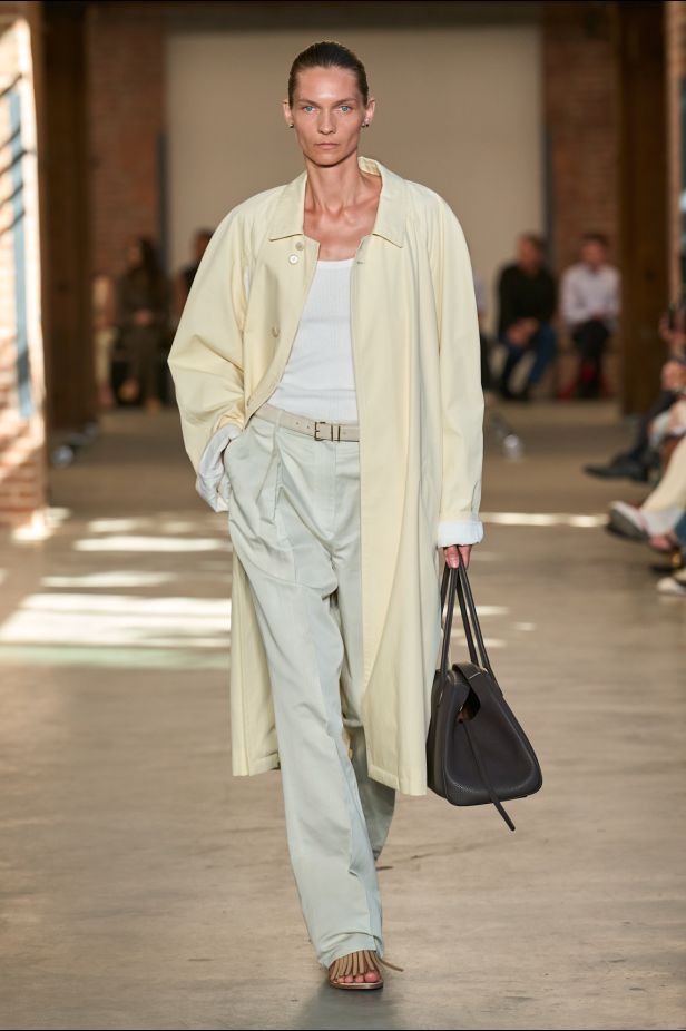فيرونيكا ليوني تُعيد صياغة البساطة الأميركية في عرض ‏Calvin Klein‏ لربيع 2027 ‏