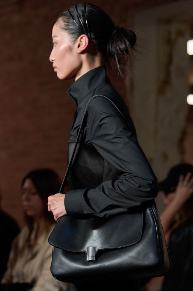 فيرونيكا ليوني تُعيد صياغة البساطة الأميركية في عرض ‏Calvin Klein‏ لربيع 2027 ‏