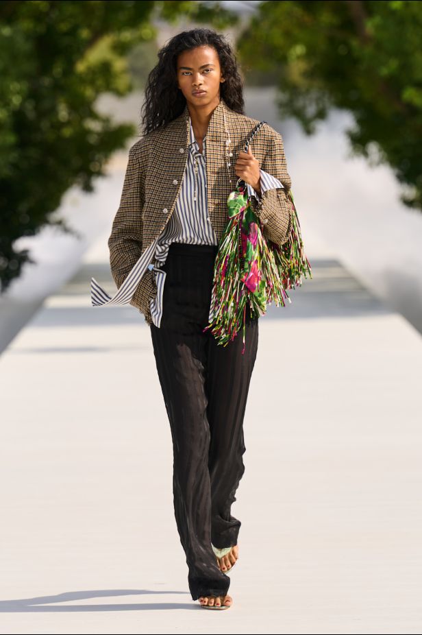 ماذا لو كان الهواء مادة؟ هذا ما استكشفه "جوناثان أندرسون" في "ديور" ربيع وصيف 2027 للملابس الجاهزة