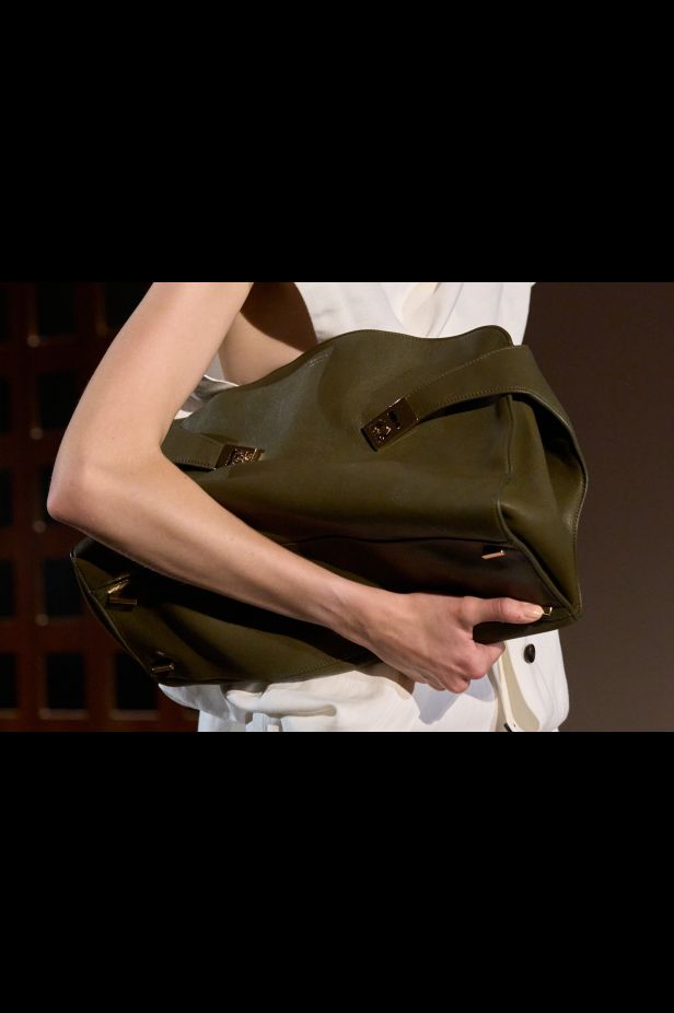 حرية الأربعينيات بلغة ‏Ferragamo‏ في مجموعة ربيع وصيف 2027‏