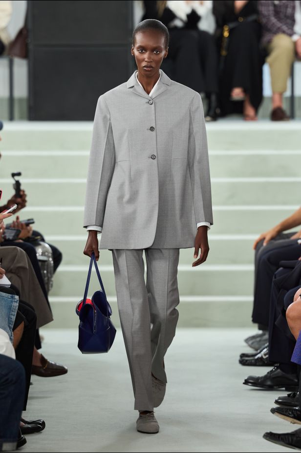 مجموعة ‏JIL SANDER ‎‏ لربيع 2027 تستكشف جمال اللامثالية ‏