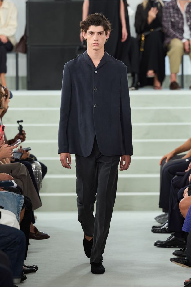 مجموعة ‏JIL SANDER ‎‏ لربيع 2027 تستكشف جمال اللامثالية ‏