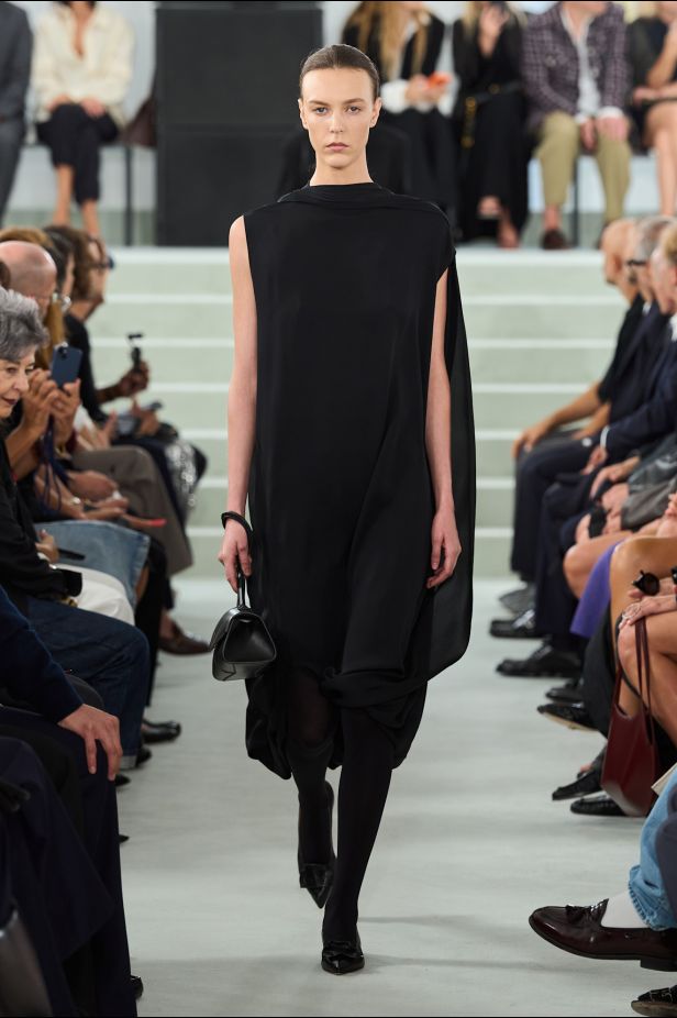مجموعة ‏JIL SANDER ‎‏ لربيع 2027 تستكشف جمال اللامثالية ‏