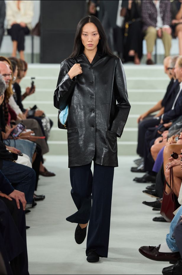 مجموعة ‏JIL SANDER ‎‏ لربيع 2027 تستكشف جمال اللامثالية ‏