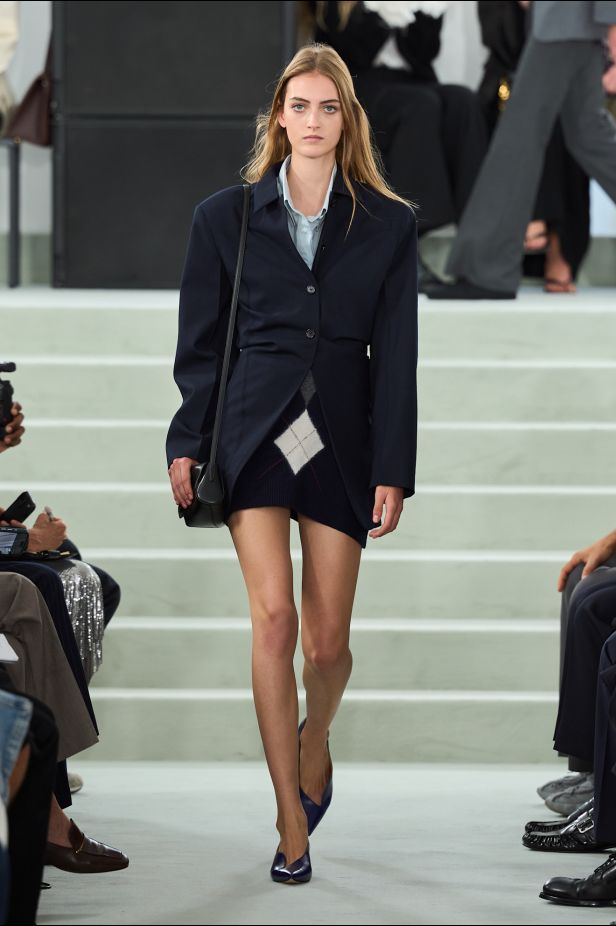 مجموعة ‏JIL SANDER ‎‏ لربيع 2027 تستكشف جمال اللامثالية ‏