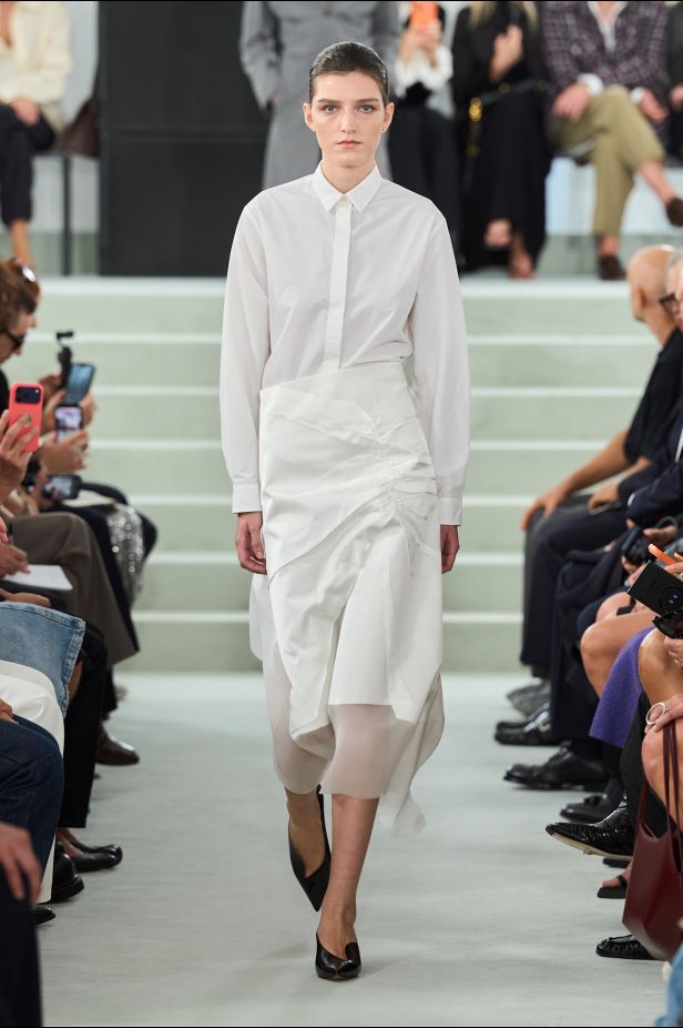 مجموعة ‏JIL SANDER ‎‏ لربيع 2027 تستكشف جمال اللامثالية ‏