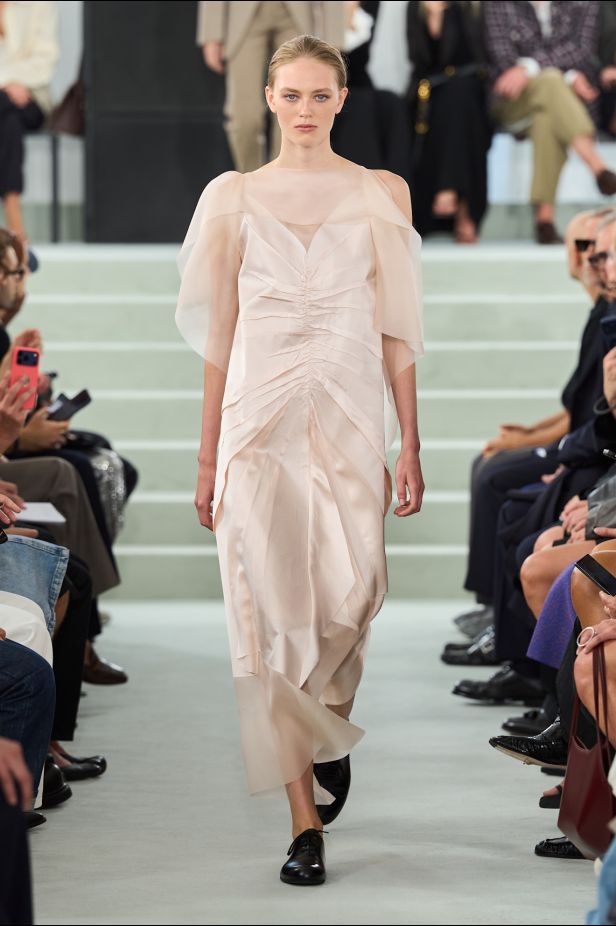 مجموعة ‏JIL SANDER ‎‏ لربيع 2027 تستكشف جمال اللامثالية ‏