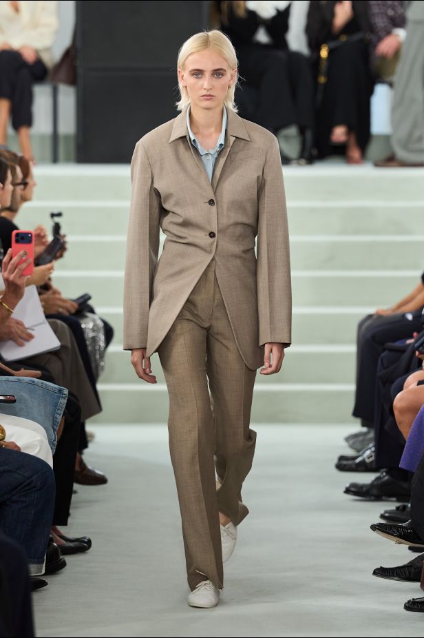 مجموعة ‏JIL SANDER ‎‏ لربيع 2027 تستكشف جمال اللامثالية ‏