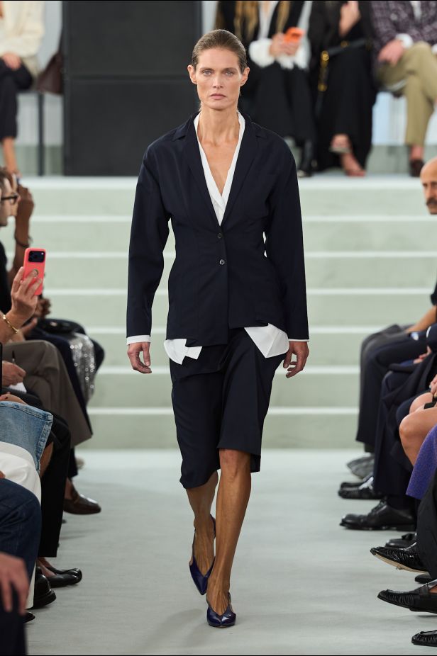 مجموعة ‏JIL SANDER ‎‏ لربيع 2027 تستكشف جمال اللامثالية ‏