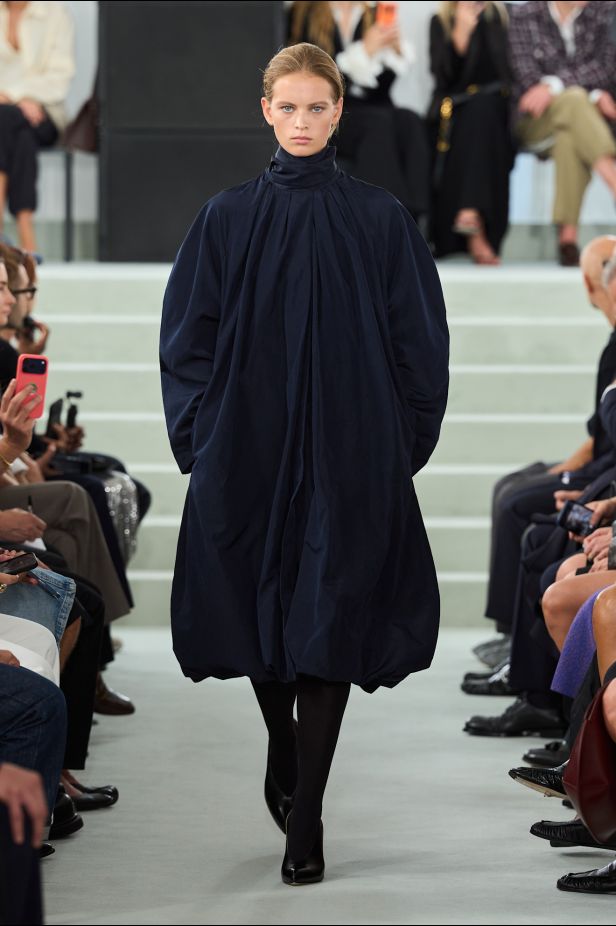 مجموعة ‏JIL SANDER ‎‏ لربيع 2027 تستكشف جمال اللامثالية ‏