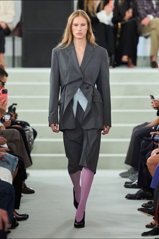 مجموعة ‏JIL SANDER ‎‏ لربيع 2027 تستكشف جمال اللامثالية ‏