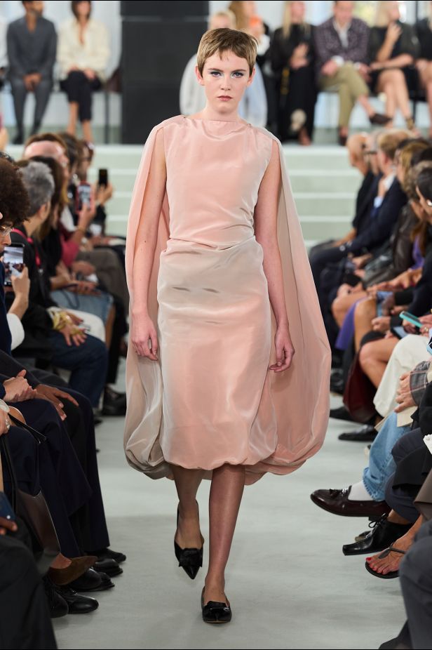 مجموعة ‏JIL SANDER ‎‏ لربيع 2027 تستكشف جمال اللامثالية ‏