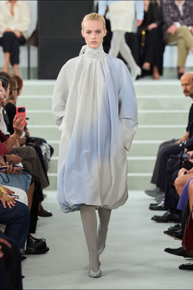 مجموعة ‏JIL SANDER ‎‏ لربيع 2027 تستكشف جمال اللامثالية ‏