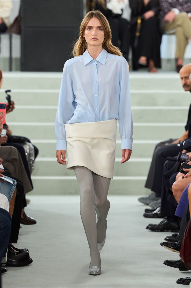 مجموعة ‏JIL SANDER ‎‏ لربيع 2027 تستكشف جمال اللامثالية ‏