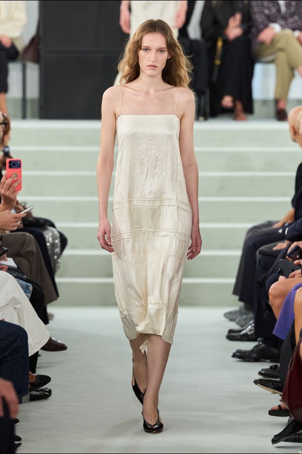 مجموعة ‏JIL SANDER ‎‏ لربيع 2027 تستكشف جمال اللامثالية ‏