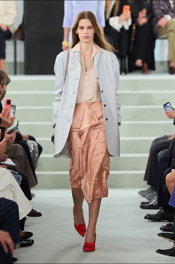 مجموعة ‏JIL SANDER ‎‏ لربيع 2027 تستكشف جمال اللامثالية ‏