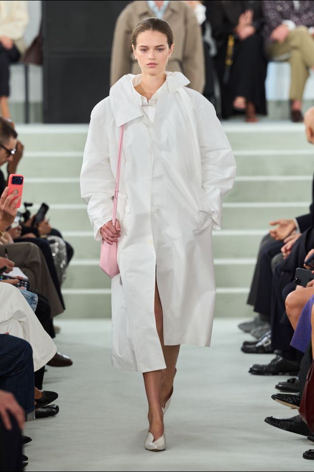 مجموعة ‏JIL SANDER ‎‏ لربيع 2027 تستكشف جمال اللامثالية ‏