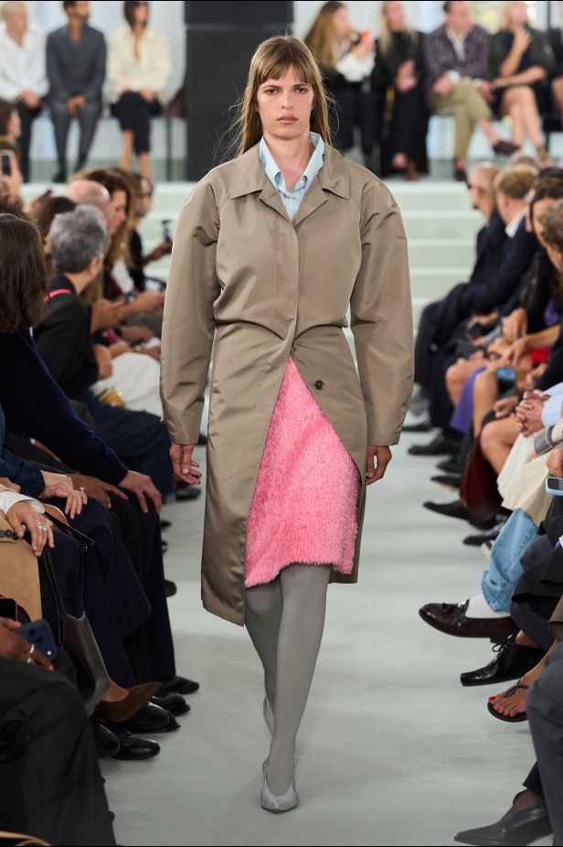 مجموعة ‏JIL SANDER ‎‏ لربيع 2027 تستكشف جمال اللامثالية ‏
