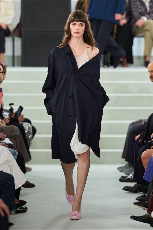 مجموعة ‏JIL SANDER ‎‏ لربيع 2027 تستكشف جمال اللامثالية ‏