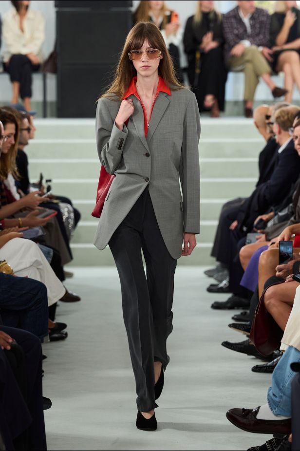مجموعة ‏JIL SANDER ‎‏ لربيع 2027 تستكشف جمال اللامثالية ‏
