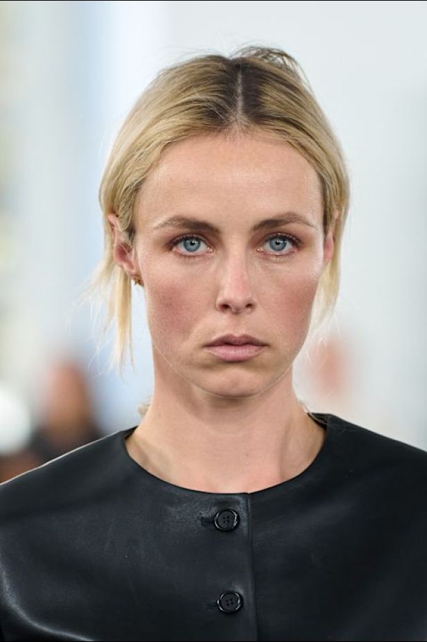 مجموعة ‏JIL SANDER ‎‏ لربيع 2027 تستكشف جمال اللامثالية ‏