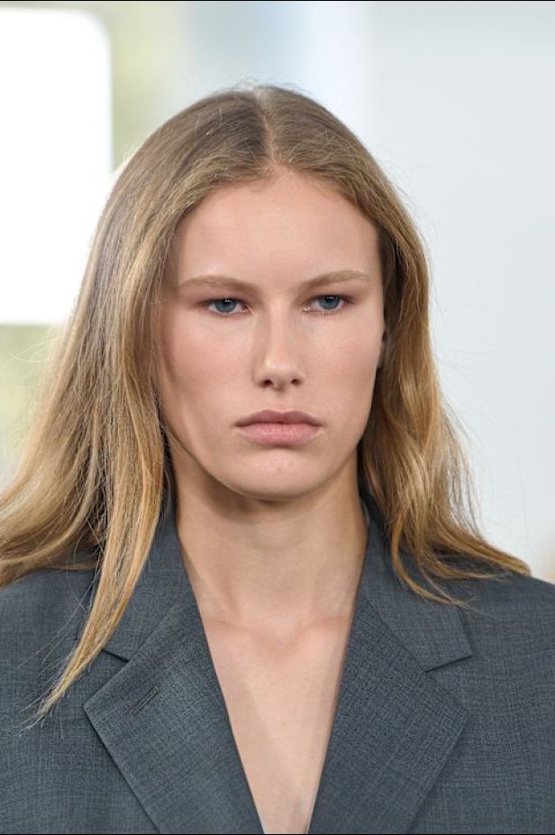 مجموعة ‏JIL SANDER ‎‏ لربيع 2027 تستكشف جمال اللامثالية ‏